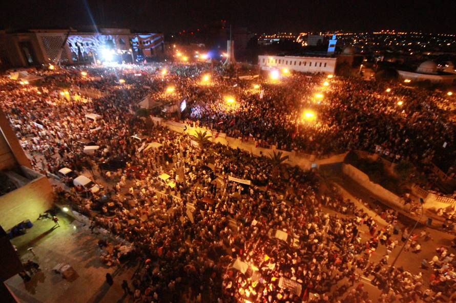 حوالي 200 ألف مشارك في مسيرة الدفاع عن الشرعية حسب تقديرات الحماية المدنية