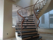 Rampe d'escalier en aluminum avec un design en bois  KHARRAT INOX  Venez nous rejoindre dans notre showroom, un nombreux choix de garde-corps et rampe d'escalier pour tous les gots Pour plus dinformations, contacter le 55 186 000 /54414040